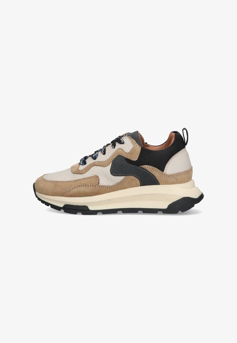 Beige und schwarze Sneaker aus Wildleder und Leder mit strukturiertem Zwischensohlendesign, runder Zehenpartie und dekorativen Steppnähten.