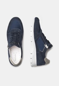 Sneaker in suede e mesh blu navy con tomaia testurizzata, chiusura con lacci, cerniera laterale e suola bianca imbottita.