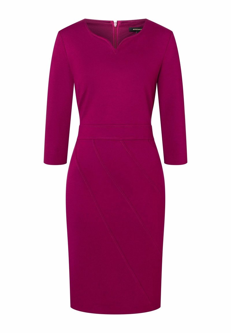 Abito fucsia con maniche a tre quarti e scollatura a V. Presenta una vita aderente e cuciture decorative diagonali. Zip sul retro.