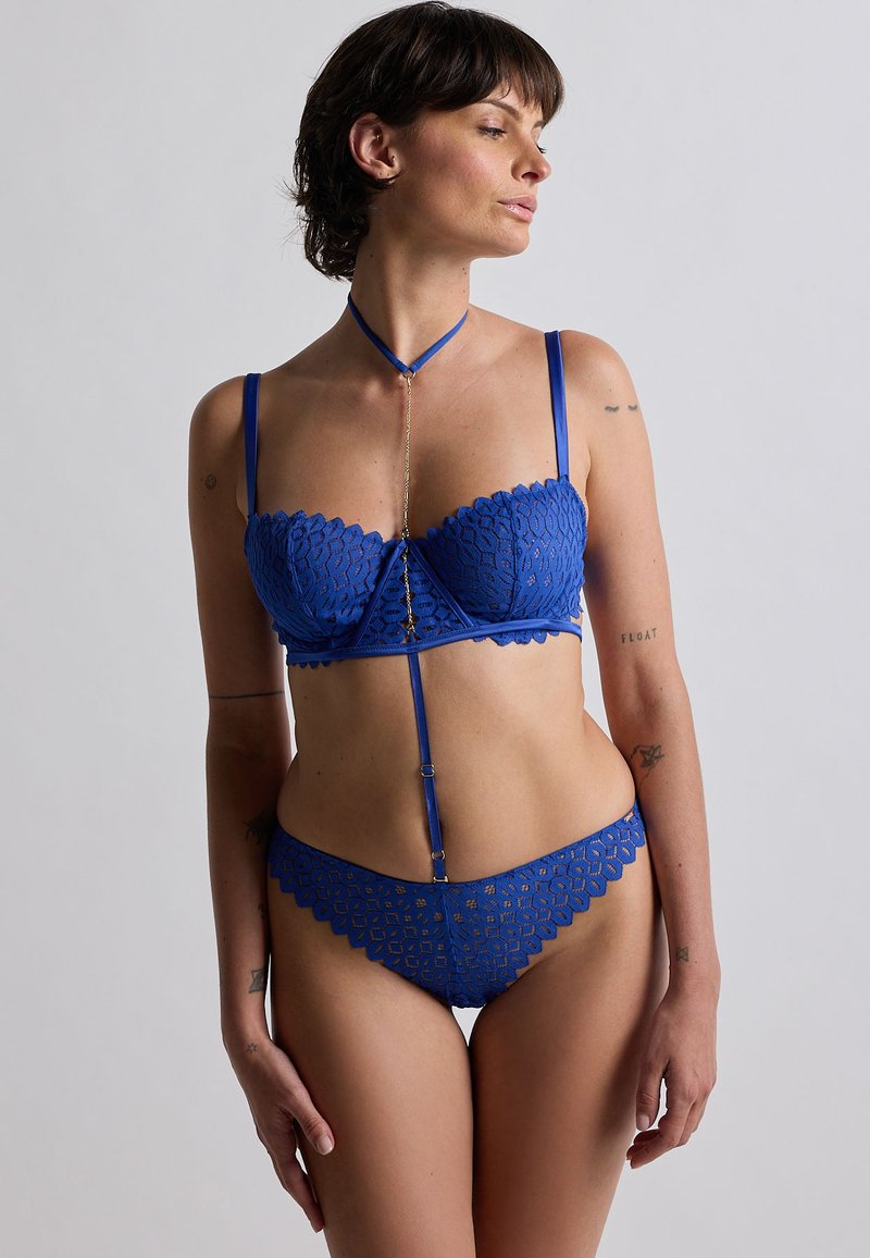 Ensemble de soutien-gorge et de bikini en dentelle bleue avec un motif floral, doté de bretelles réglables et d'accents dorés.