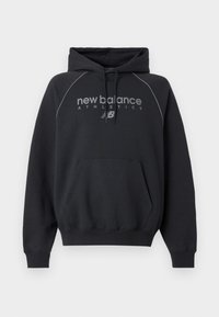 Zwarte capuchontrui met een kangoeroezak, grijs "new balance"-logo op de borst en contrasterende witte stiksels langs de schouders.