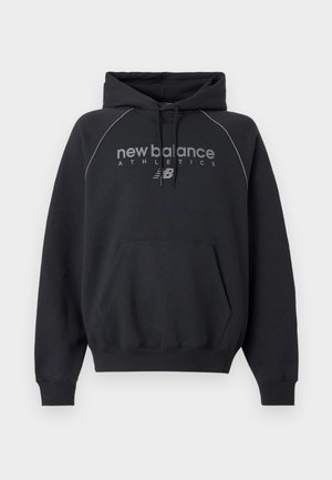 Juodas gobtuvuotas džemperis su kengūros kišene, pilku „new balance“ logotipu krūtinėje ir kontrastingomis baltomis siūlėmis ant pečių.