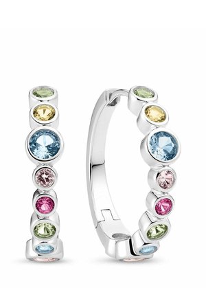 Sølvcreoler med runde flerfarvede ædelsten i grøn, gul, blå, pink og lilla arrangeret i en lodret linje.