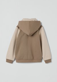 Brun hættetrøje med lys beige ærmer. Blødt stof, ribbede manchetter og kant, med et enkelt design uden ekstra mønstre.