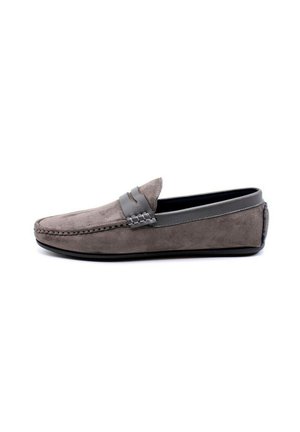 Mocassin en suède gris avec une semelle en caoutchouc plat, une bande en cuir et un détail tissé sur la tige. Design simple et classique avec un embout rond.