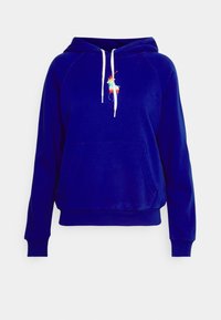 Marinblå hoodie med framficka, dragsko i huvan och en färgglad broderad logotyp på bröstet. Mjuk tygkvalitet och avslappnad passform.