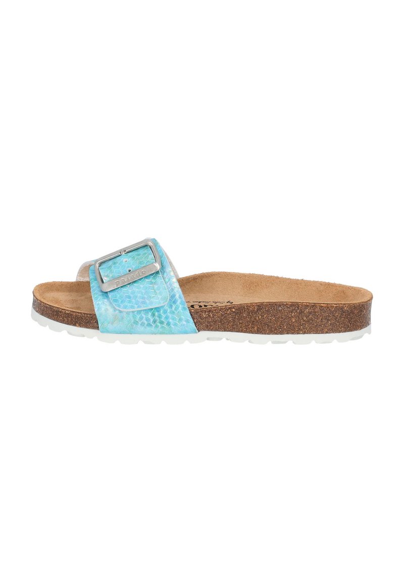 Sandalia de tiras ancha en color turquesa con patrón de piel de serpiente texturizada, hebilla plateada, suela de corcho y suela exterior de goma blanca.