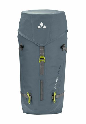 Zaino tecnico grigio con una forma slanciata, dotato di chiusura a coulisse, spallacci regolabili e dettagli in verde brillante.