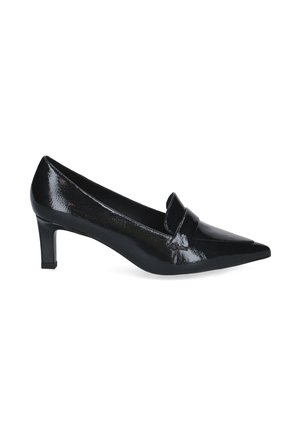 Schwarzer Lackleder-Pumps mit spitzer Spitze, niedrigem Blockabsatz und einem Riemendetail über dem Vorderblatt, auf weißem Hintergrund.