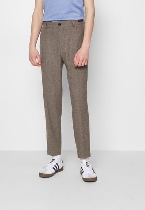 STUART REGULAR FIT - Pantaloni - light brown
