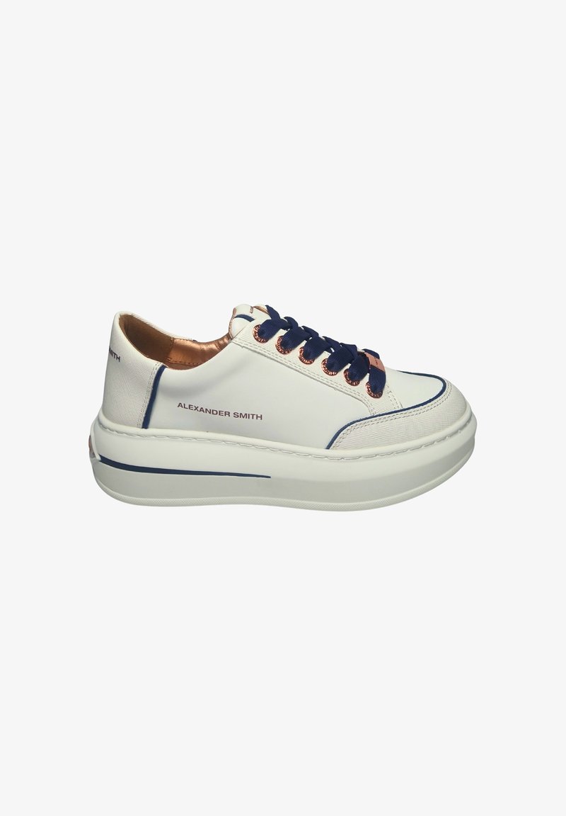 Sneaker bianca in pelle con dettagli blu navy, punta rotonda, suola piatta spessa, occhielli in tonalità rame e marchio sul lato.