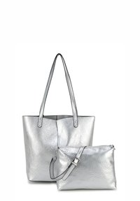 Zilveren totebag met een gestructureerde afwerking en lange hengsels, vergezeld van een kleinere ritszak met een verstelbare schouderriem.