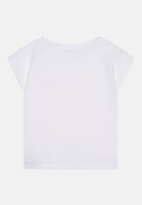 Blusa blanca de manga corta con un corte holgado, escote redondo y tela de algodón lisa y ligera. Terminada con un dobladillo recto.