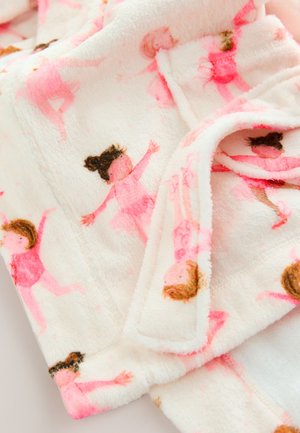 Couverture en polaire présentant une base blanche douce avec des illustrations roses et brunes de danseurs dans diverses poses. Texturée, confortable et colorée.