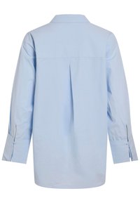 Gaiši zils, garām piedurknēm krekls ar aizmugurē plecu detaļu un pogām pie aprocēm. Izgatavots no gludas auduma ar apkakles izgriezumu.