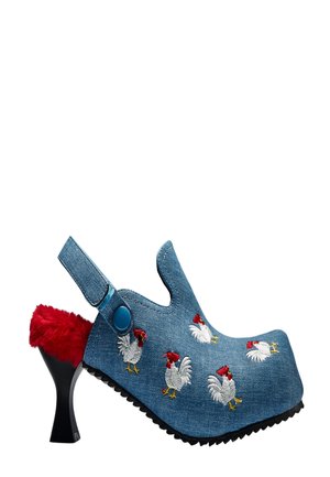 Blå denim hette med hæl, rød plysjfôring, broderi av hane på overdelen, og svart skulpturert hæl med justerbar stropp.