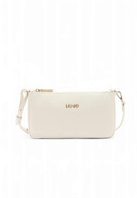 Sac bandoulière en cuir blanc avec fermeture éclair, ferrures dorées et logo embossé à l'avant. Forme rectangulaire compacte avec une bandoulière amovible.