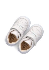 Witte leren sneakers met een soepele textuur, ronde neus, klittenbandsluiting en geperforeerde details aan de zijkanten. Binnenin gelabeld als 100% echt leer.
