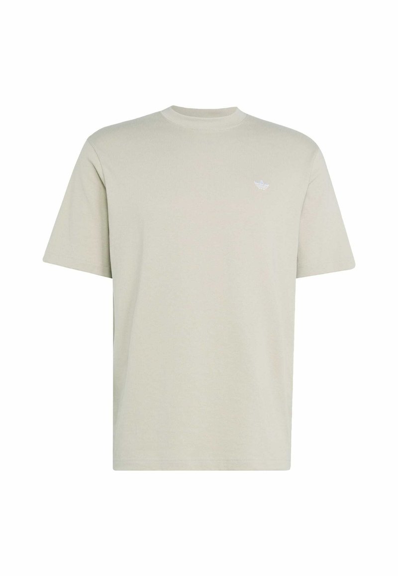 Beige, korte mouwen, ronde hals T-shirt met klein wit Adidas-logo op de linkerborst, eenvoudig ontwerp, afgebeeld op een witte achtergrond.