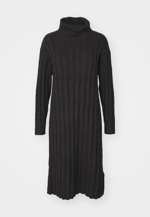 Robe noire en tricot côtelé avec un col montant, des manches longues et un ourlet évasé. Le tissu a une apparence douce et texturée.