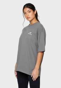 SQUATPROOF SP LEFT PUMP COVER OVERSIZE - T-shirts basic - dark grey