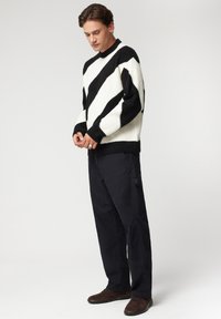 RYŁKO Sznurowane obuwie sportowe