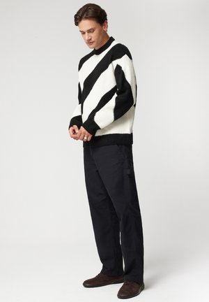 RYŁKO Sznurowane obuwie sportowe