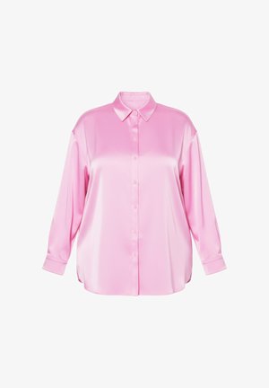 Blusa in raso con maniche lunghe e bottoni, di colore rosa pastello lucido, con collo classico e vestibilità comoda.