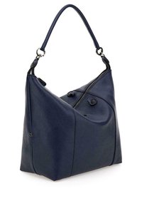 Sac à main en cuir bleu marine avec une finition texturée, présentant une forme courbée, une poignée supérieure, ainsi que des détails de fermeture éclair et de bouton visibles.