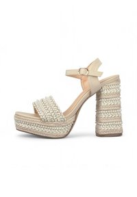 Sandalias de plataforma beige con parte superior de tela trenzada, correa en el tobillo y tacón bloque de tejido texturizado. Las cuentas decorativas realzan el diseño.