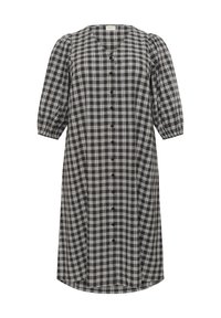 Robe midi à carreaux noir et blanc avec col en V, boutons sur le devant et manches ballon trois-quarts sur fond blanc.