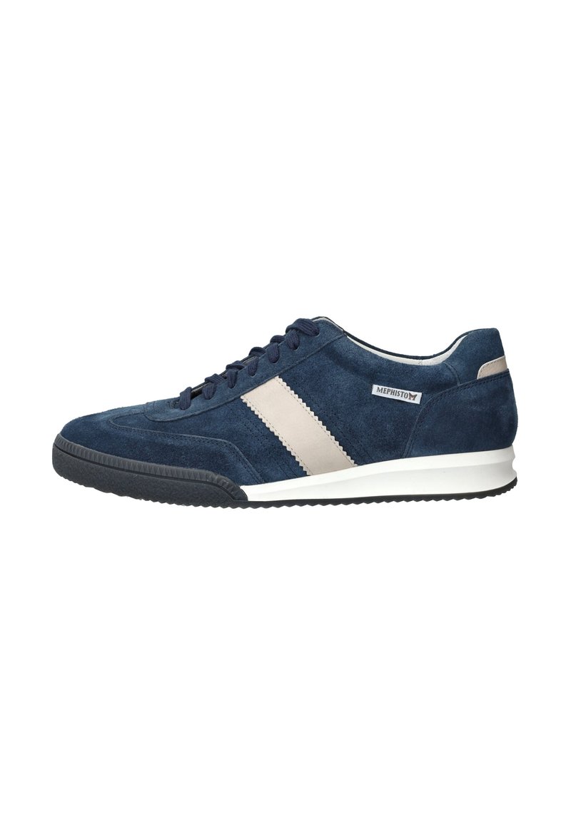 Marineblauer Wildlederschuh mit hellgrauen Streifen, weißer Sohle und strukturierten Akzenten. Verfügt über fünf Ösen und ein Logo an der Seite.