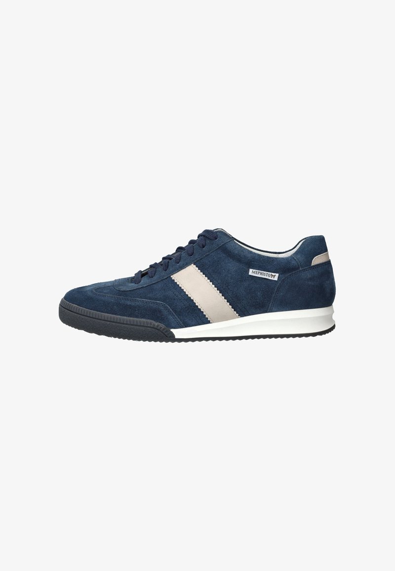 Marineblauer Wildlederschuh mit hellgrauen Streifen, weißer Sohle und strukturierten Akzenten. Verfügt über fünf Ösen und ein Logo an der Seite.