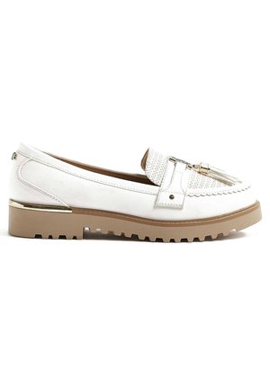Mocassin en cuir blanc avec devant tissé, détail pompon, bord festonné et semelle marron rainurée avec accent doré au talon.