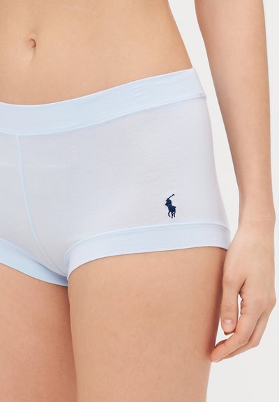 Svetlo modri bombažni bokserci z oprijetim dizajnom, ki na sprednji strani vsebujejo mornarsko modro vezeno logo in mehak pas.