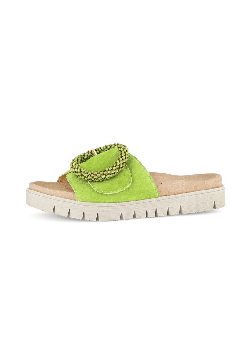 Sandales à talons ouverts en daim vert, avec un bout arrondi, une sangle décorative agrémentée de perles et une semelle en caoutchouc blanc texturé.