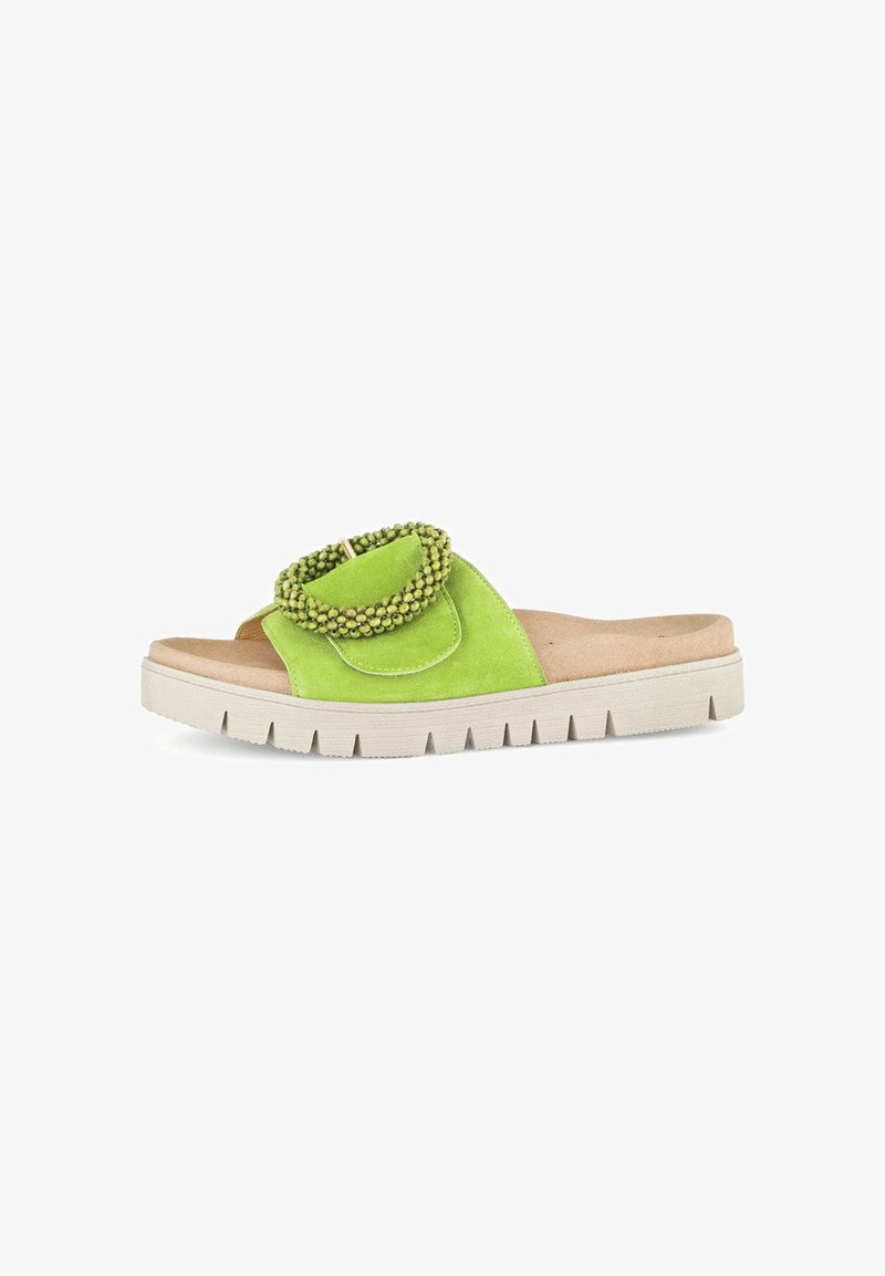 Sandali slide in suede verde con punta rotonda, una fascia decorativa con dettagli in perline e una suola in gomma bianca texture.