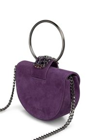 Fioletowa zamszowa torebka z okrągłym metallicznym uchwytem, łańcuszkowym paskiem i ozdobą z klejnotem na klapie. Kompaktowy, zaokrąglony kształt.