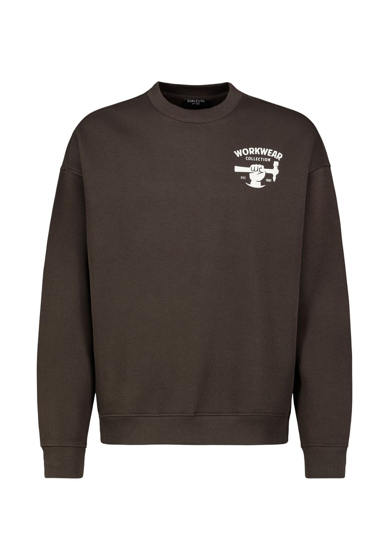 Brauner Sweatshirt mit langen Ärmeln, rundem Hals, gerippten Bündchen und einem bedruckten Grafikdesign auf der linken Brust, das einen Hammer und den Text "WORKWEAR COLLECTION" zeigt.