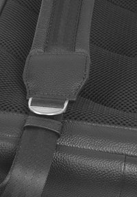 Bandoulière en cuir noir avec finition texturée, dotée d'une boucle en métal et d'accents en maille noire pour la respirabilité et le soutien.