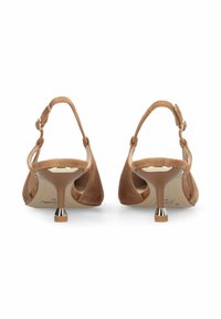 Paire d'escarpins à bride arrière en daim marron avec talons stilettos étroits et bas, ornés d'accents en métal doré, vue de dos.