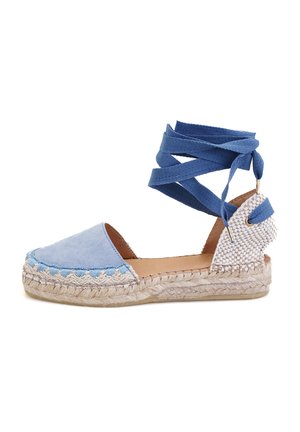 Lichtblauwe espadrille met stoffen bovenkant, jute-wrapped zool en blauwe linten rond de enkel. Heeft een geweven textuur bij de hiel.