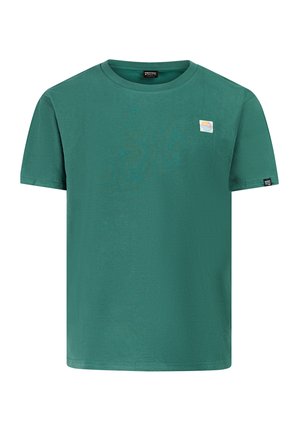 Grünes kurzärmeliges T-Shirt mit Rundhalsausschnitt, kleinem buntem Patch auf der Brust und schwarzem Etikett am linken Ärmel.