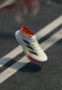 ADIZERO BOSTON 12 - Silniční běžecké boty - cloud white/core black/lucid red