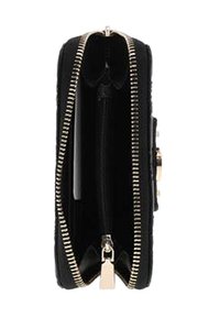 Portefeuille noir avec un extérieur texturé, fermeture éclair dorée et compartiments séparés. Comprend deux zippers pour une fermeture sécurisée et un rangement.