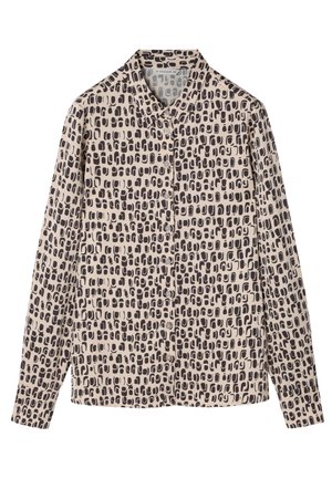 Camisa abotonada de tela ligera con un fondo beige y patrones abstractos en marrón y negro. Mangas largas y diseño de cuello clásico.