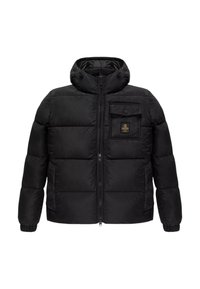 Giacca a piumino nera con zip frontale, cappuccio staccabile, polsini elastici e tasca sul petto con patch logo. Tessuto liscio e trapuntato.