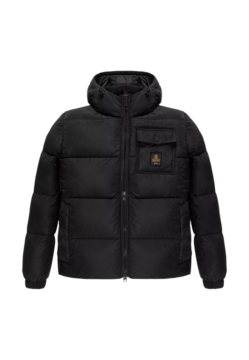 Giacca a piumino nera con zip frontale, cappuccio staccabile, polsini elastici e tasca sul petto con patch logo. Tessuto liscio e trapuntato.