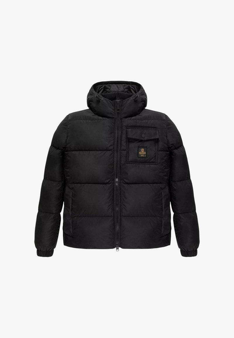 Giacca a piumino nera con zip frontale, cappuccio staccabile, polsini elastici e tasca sul petto con patch logo. Tessuto liscio e trapuntato.