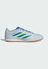 Chaussure de football en salle Adidas Predator bleu clair avec des rayures bleues et jaune fluo et une semelle gomme, vue de profil.
